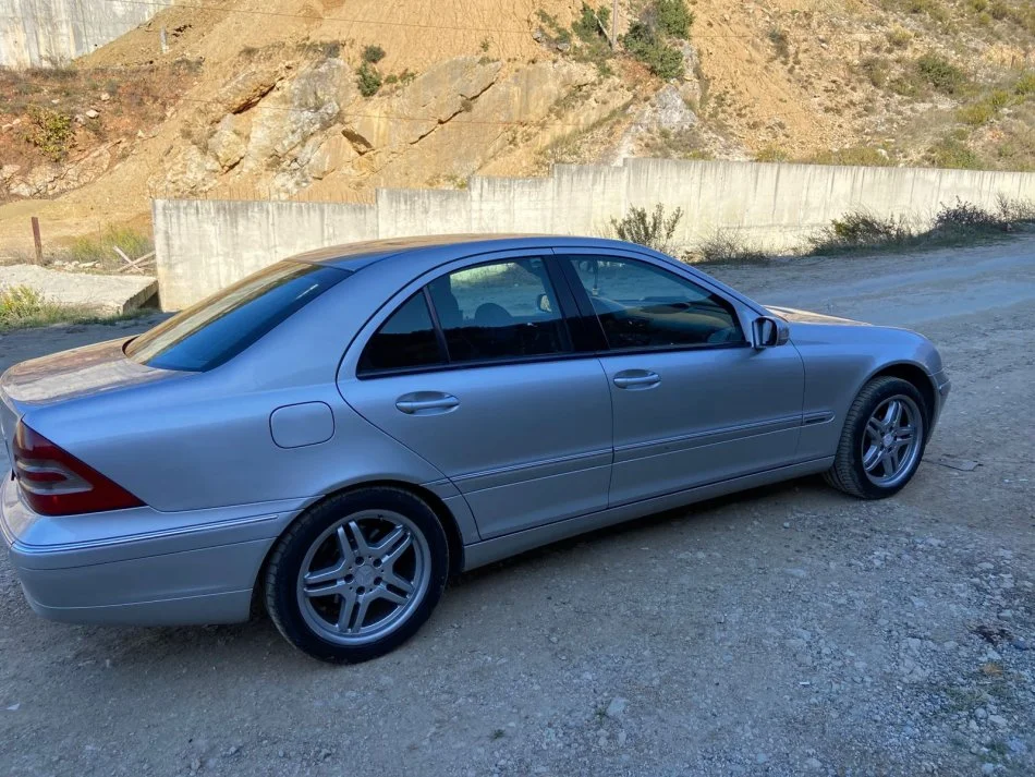 Tirane, shitet makine Benz C Class Benzin+Gaz, gri metalizato automatik Kondicioner 225.000 km 3.500 €