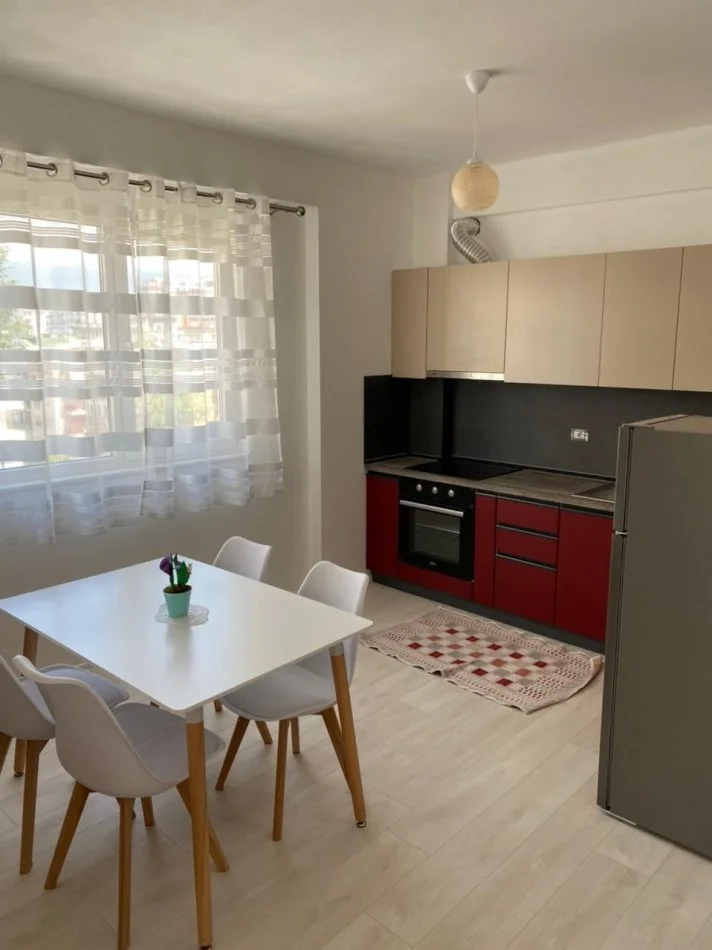 Tirane, jepet me qera apartament 2+1+Ballkon Kati 2, 102 m² 600 € (Liqeni i Thate)