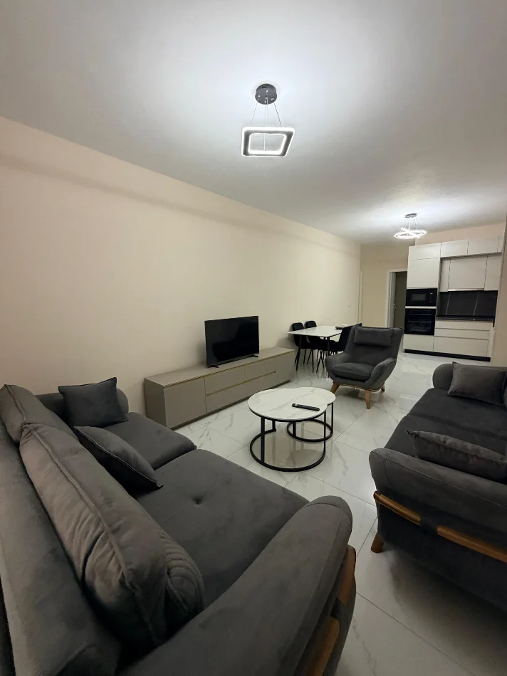 Tirane, jepet me qera apartament 2+1+Ballkon Kati 7, 95 m² 400 € (Apartament 2+1 Per Qera Kamez Bushgjoka Prane Rruges I Mobiluar)