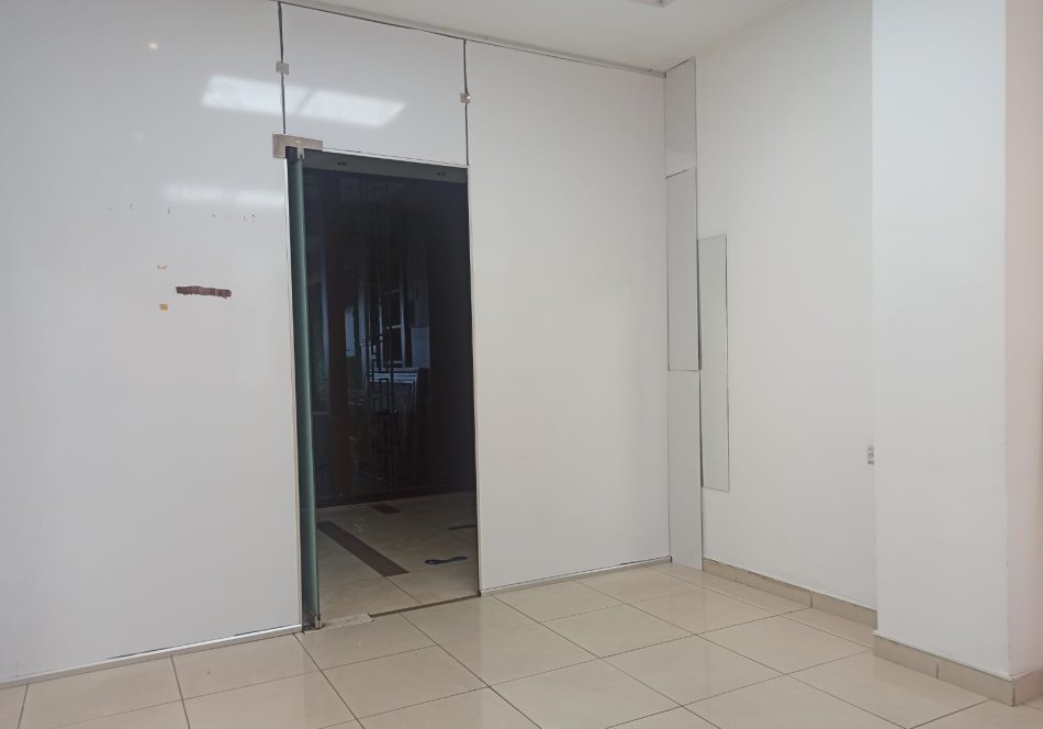 Tirane, jepet me qera ambjent biznesi Kati 2, 28 m² 300 € (Rruga e Dibres)