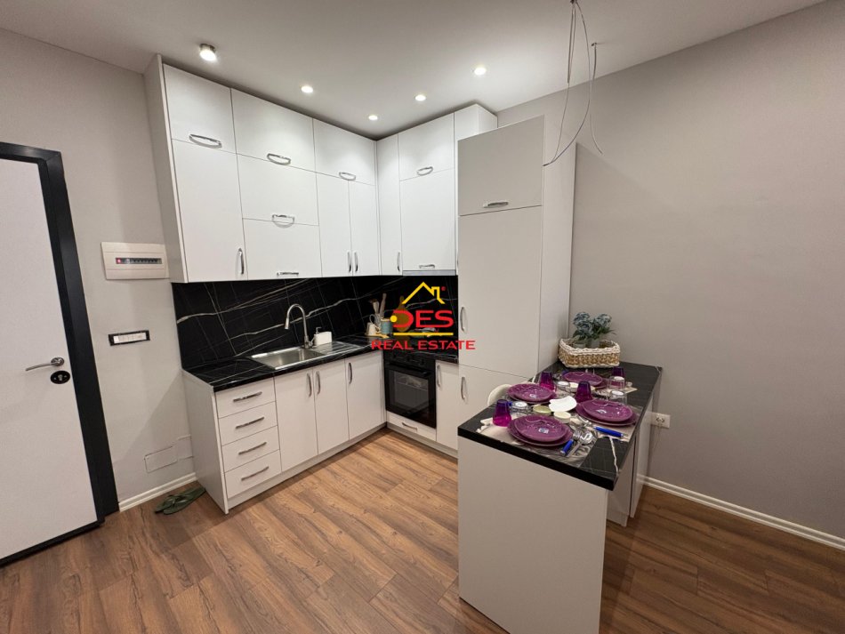 Vlore, jepet me qera apartament 1+1+Ballkon Kati 2, 80 m² 450 € (Rruga Çajupi)