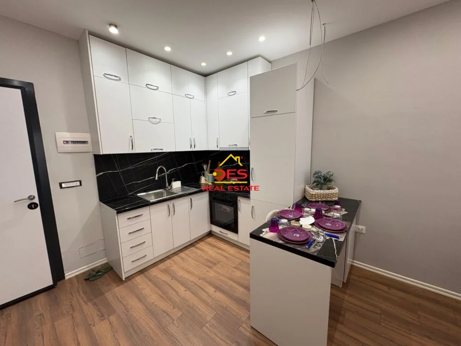 Vlore, jepet me qera apartament 1+1+Ballkon Kati 2, 80 m² 450 € (Rruga Çajupi)