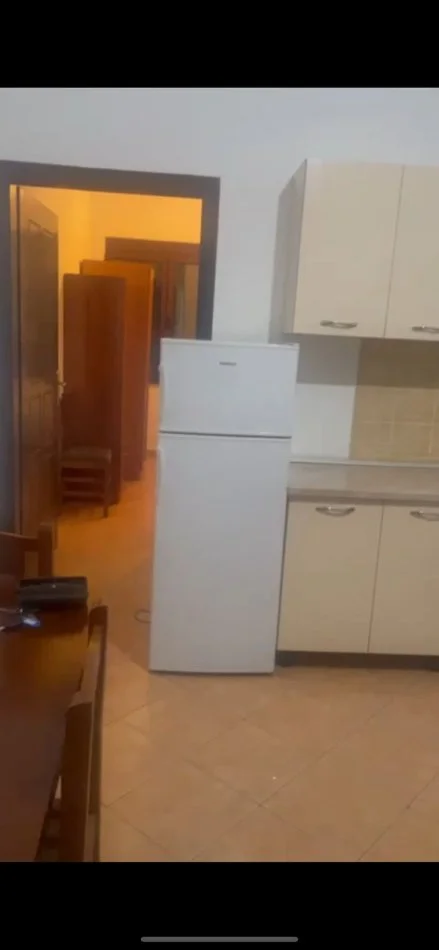 Tirane, jepet me qera shtepi 1+1 Kati 2, 40 m² 350 € (Laprak)