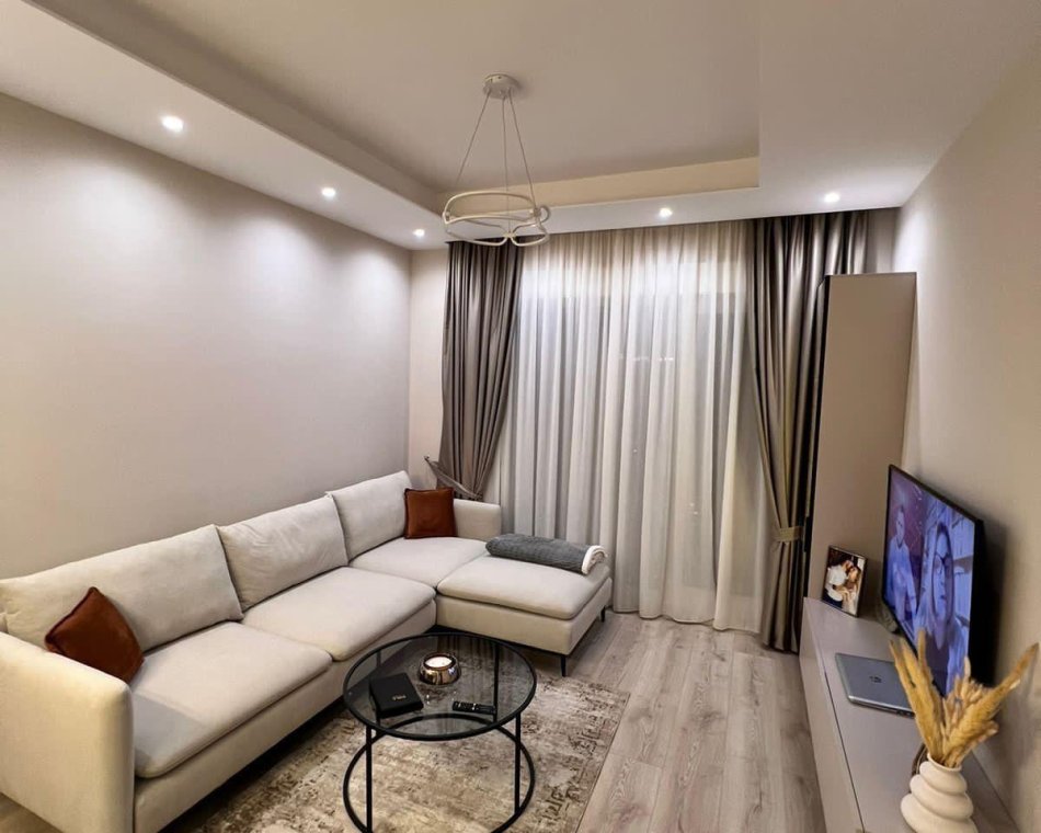 Tirane, jepet me qera apartament 2+1+Ballkon Kati 6, 80 m² 800 € (Ish Parku i Autobuzave)