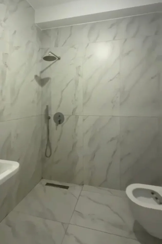 Tirane, jepet me qera apartament 2+1 Kati 4, 100 m² 500 € (Ali Demi)