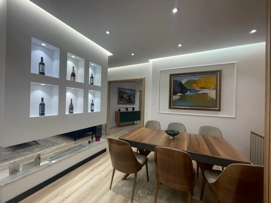 Tirane, jepet me qera apartament 3+1+Ballkon Kati 6, 163 m² 2.500 € (Qender)