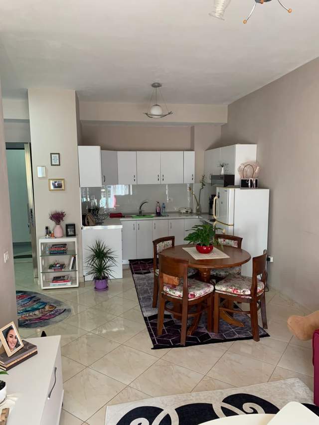 Tirane, jepet me qera apartament 1+1+BLK Kati 5, 70 m² 450.000 Leke (Rruga Bedri Karapici)