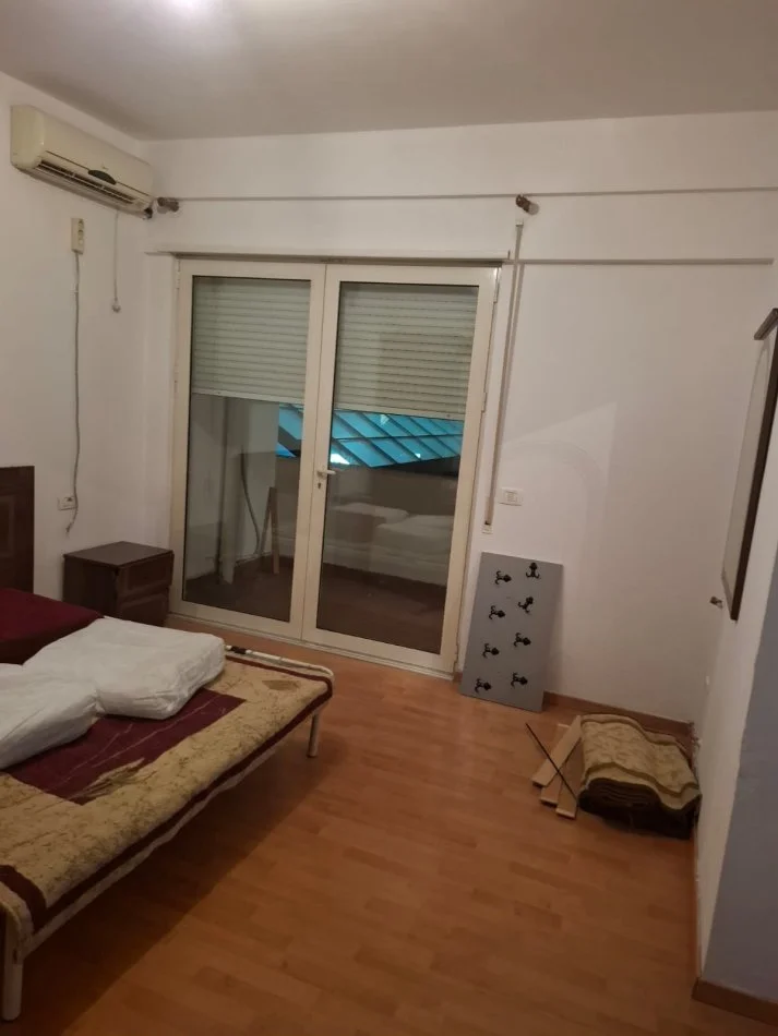 Tirane, jepet me qera apartament 2+1+Ballkon Kati 5, 120 m² 600 € (Komuna e parisit, Kristal Center , Pallati i Conad)