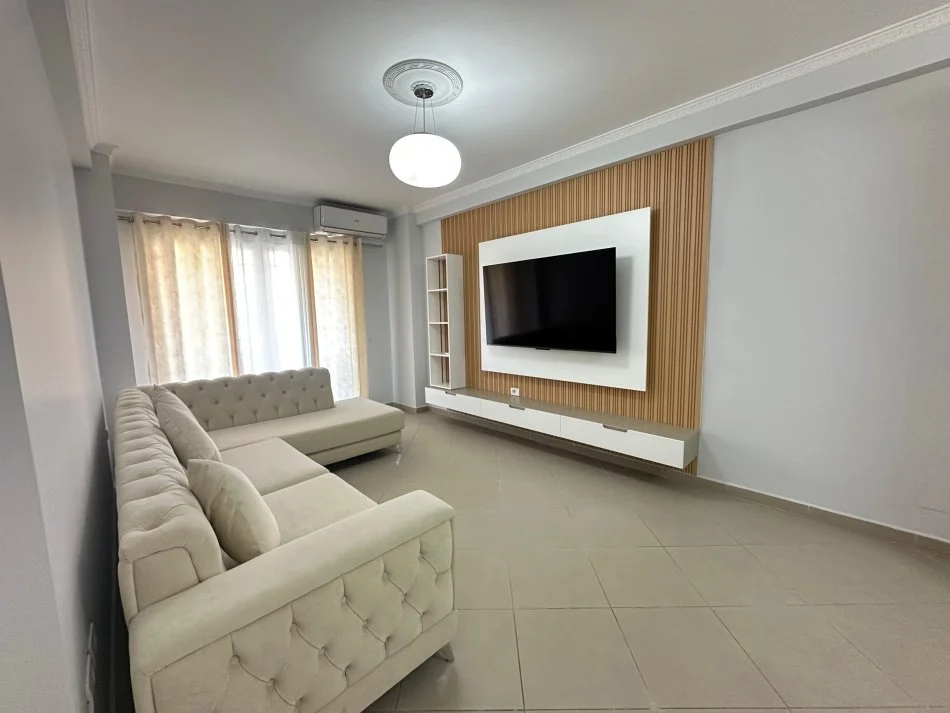 Tirane, jepet me qera apartament 2+1+2+ Parking , 1.000 € (Komuna Parisit)