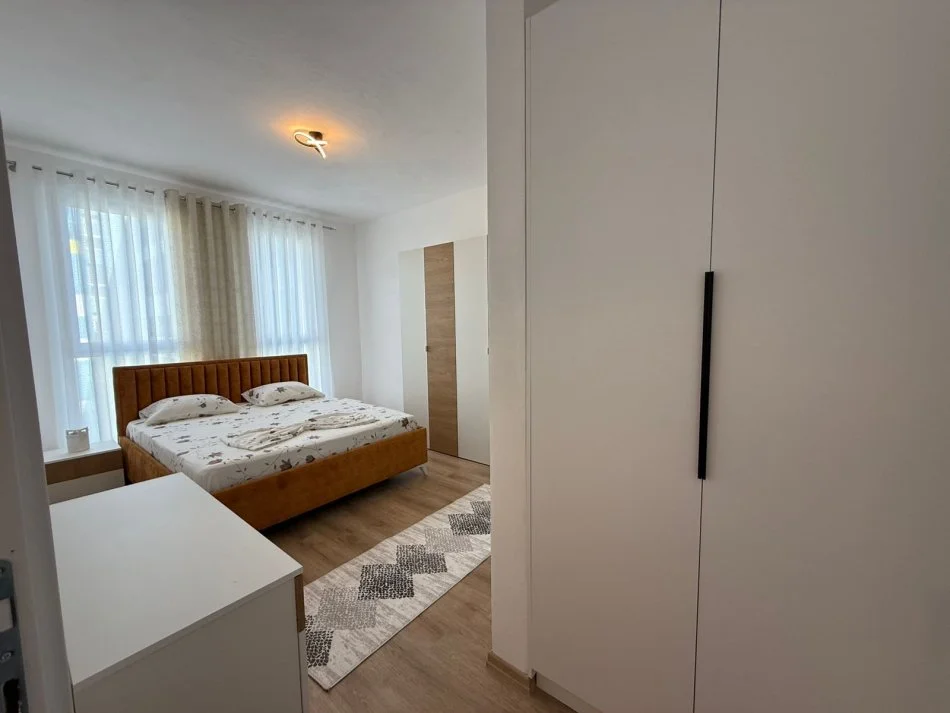 Tirane, jepet me qera apartament 2+1 Kati 4, 91 m² 450 € (UNIVERS CITY)