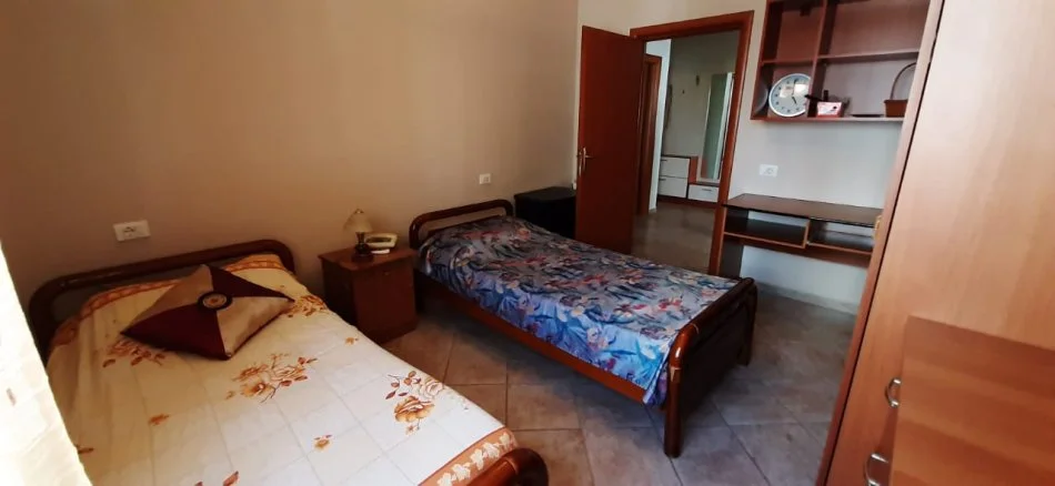 Tirane, jepet me qera apartament 2+1 Kati 3, 115 m² 650 € (Komuna e Parisit,Kompleksi Kika 1)