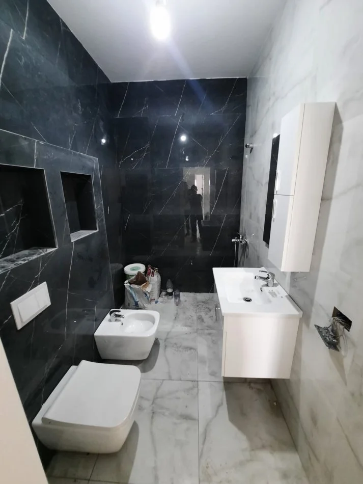 Tirane, jepet me qera apartament 2+1+Ballkon Kati 2, 102 m² 600 € (Liqeni i Thate)