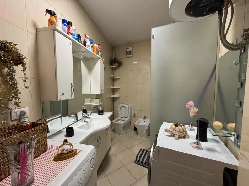 Tirane, jepet me qera apartament 1+1 Kati 5, 75 m² 700 € (air albania)