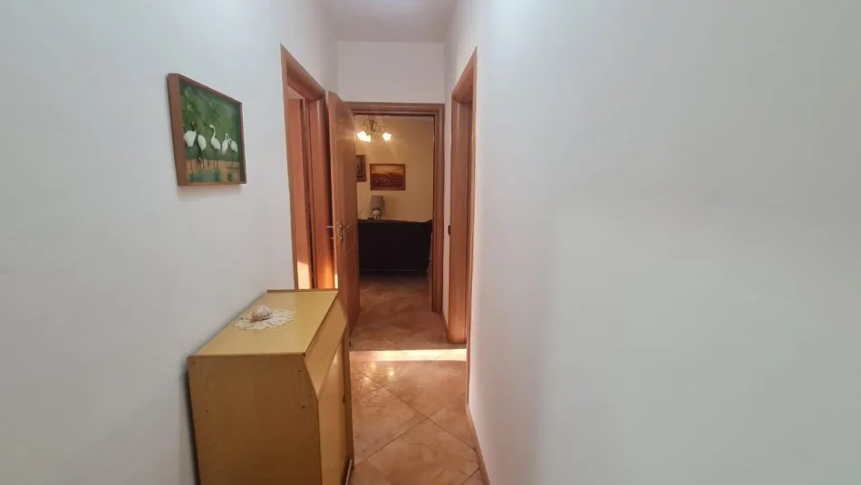 Tirane, jepet me qera apartament 2+1+Ballkon Kati 4, 120 m² 600 € (Rruga e kavajes)