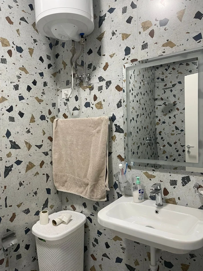 Tirane, jepet me qera apartament 1+1 Kati 9, 45 m² 400 € (Kompleksi Mangalemi ne Ali Dem)