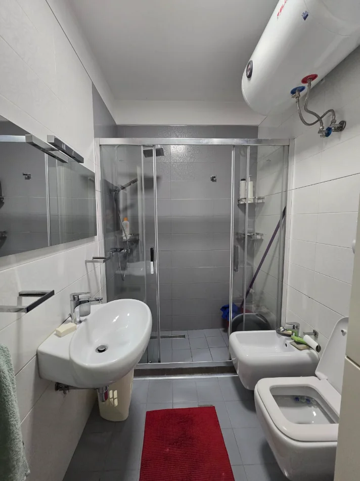 Tirane, jepet me qera apartament 2+1 Kati 4, 80 m² 600 € (Kompleksi Kontakt)