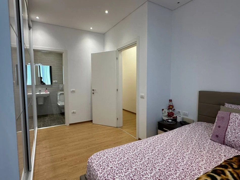 Tirane, jepet me qera apartament 2+1 Kati 7, 131 m² 1.000 € (rruga e kavajes)