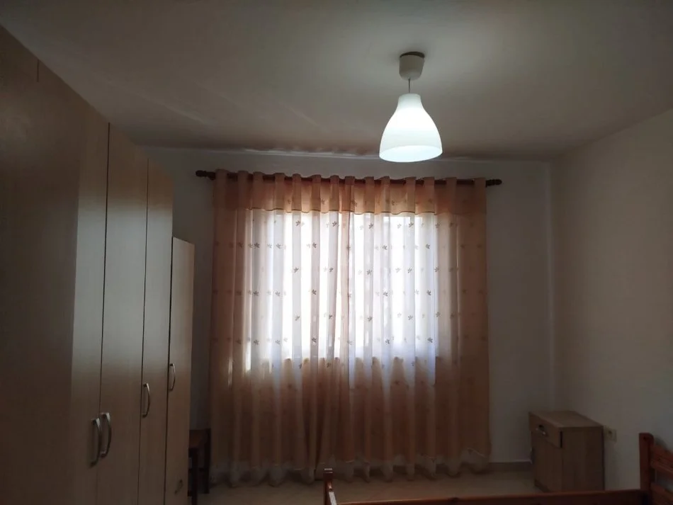 Tirane, jepet me qera apartament 1+1 Kati 3, 400 € (Tek Shkolla 1 Maj)