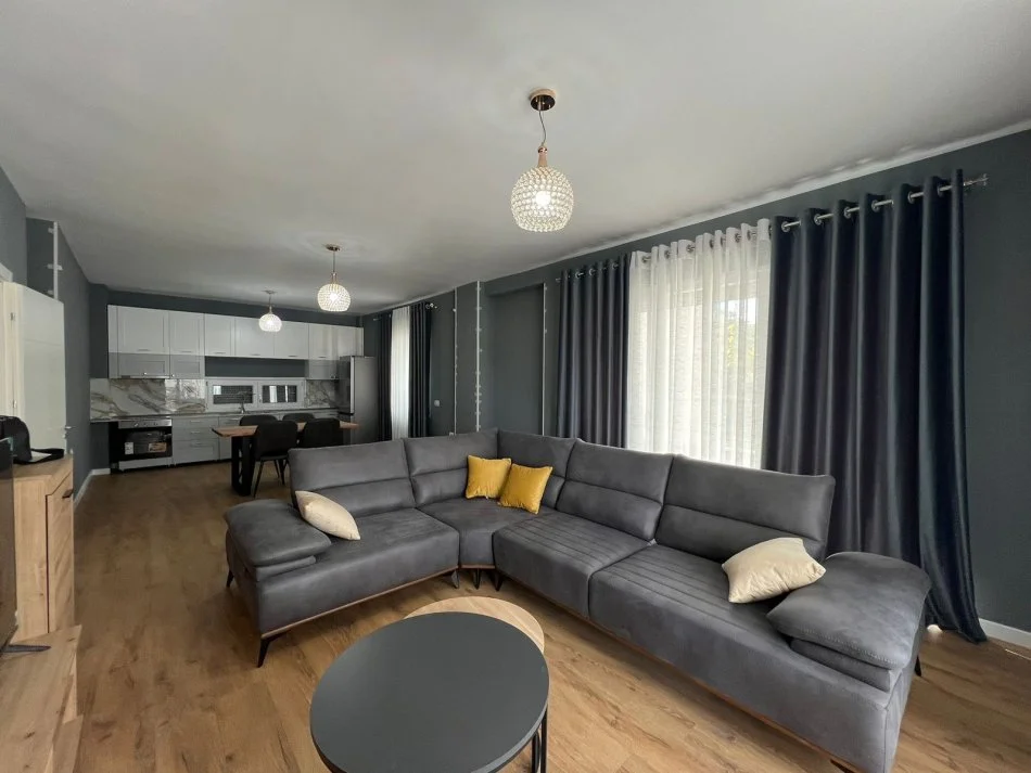 Tirane, jepet me qera apartament 2+1 Kati 2, 150 m² 800 € (Kopshti botanik)