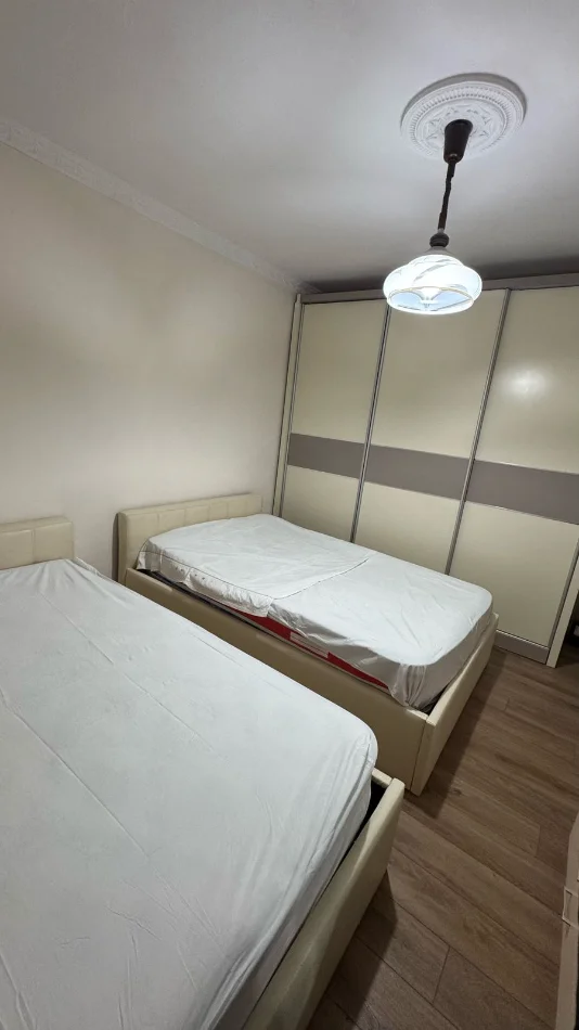 Tirane, jepet me qera apartament 2+1 Kati 1, 500 € (kinostudio , porcelan)