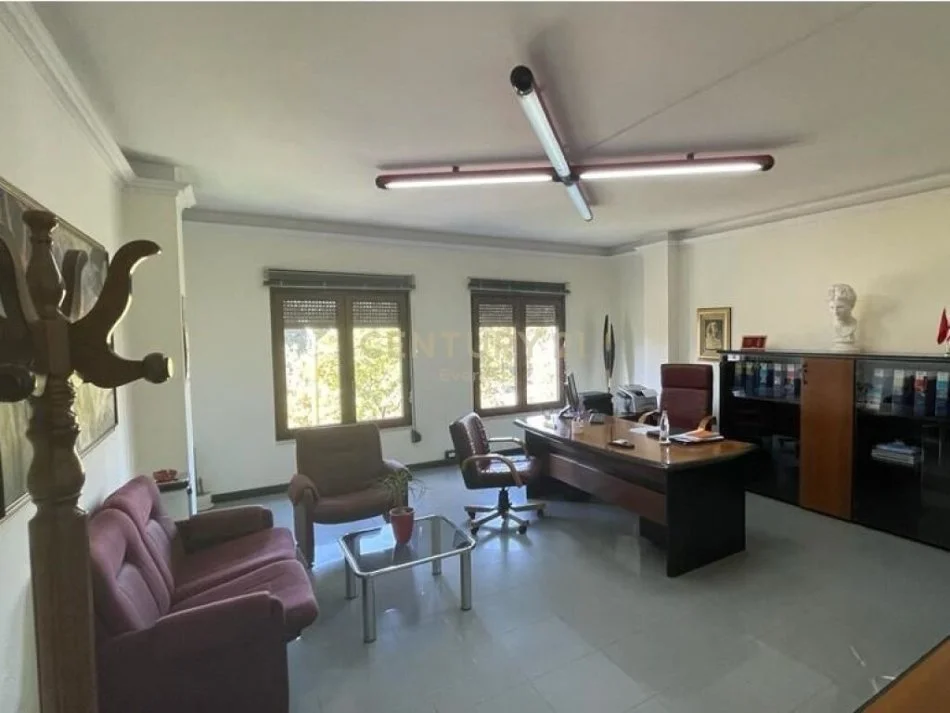 Tirane, jepet me qera ambjent biznesi Kati 3, 98 m² 1.000 € (Ruga e Elbasanit)