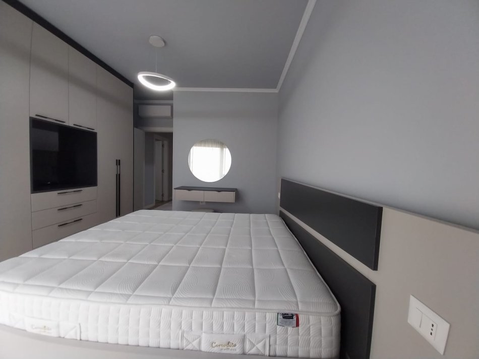 Tirane, jepet me qera apartament 2+1+Ballkon Kati 3, 110 m² 1.200 € (Liqeni i Thate)