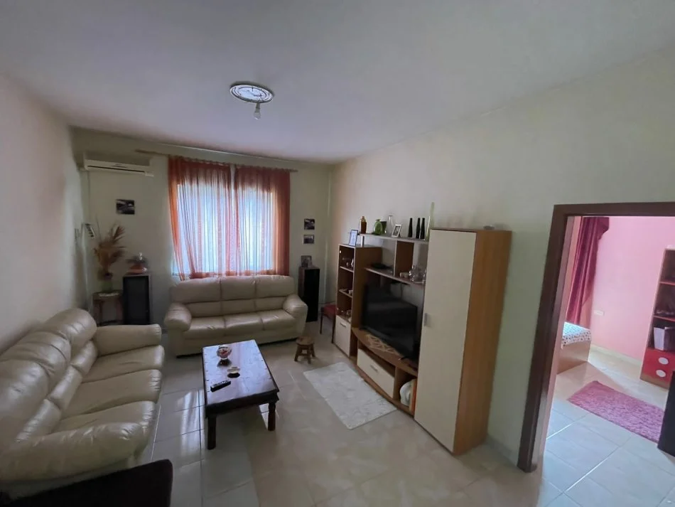 Tirane, jepet me qera shtepi 3+1 Kati 1, 110 m² 400 € (kinostudio)