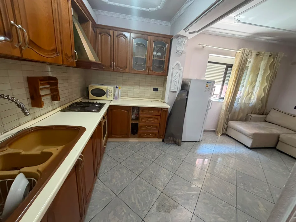 Tirane, jepet me qera apartament 1+1 Kati 5, 65 m² 470 € (Karburant Kastrati tek Myslym Shyri)
