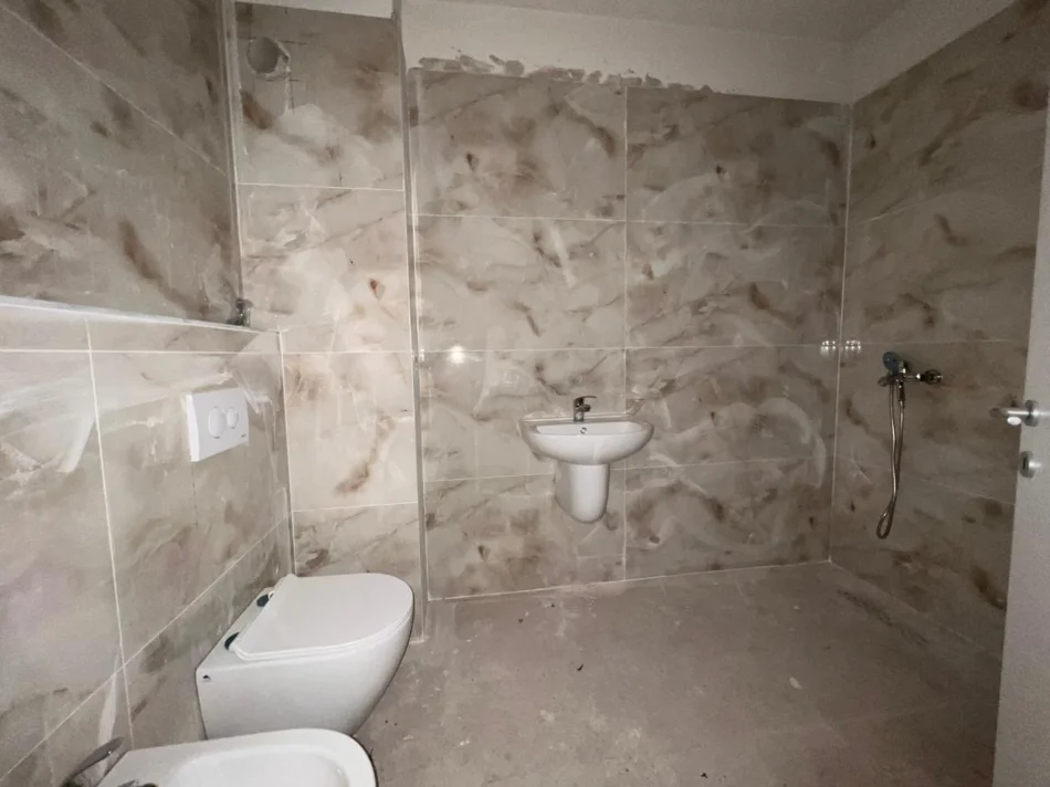 Tirane, shitet apartament 1+1+Ballkon Kati 2, 110.000 € (Rruga 3 Dëshmorët)