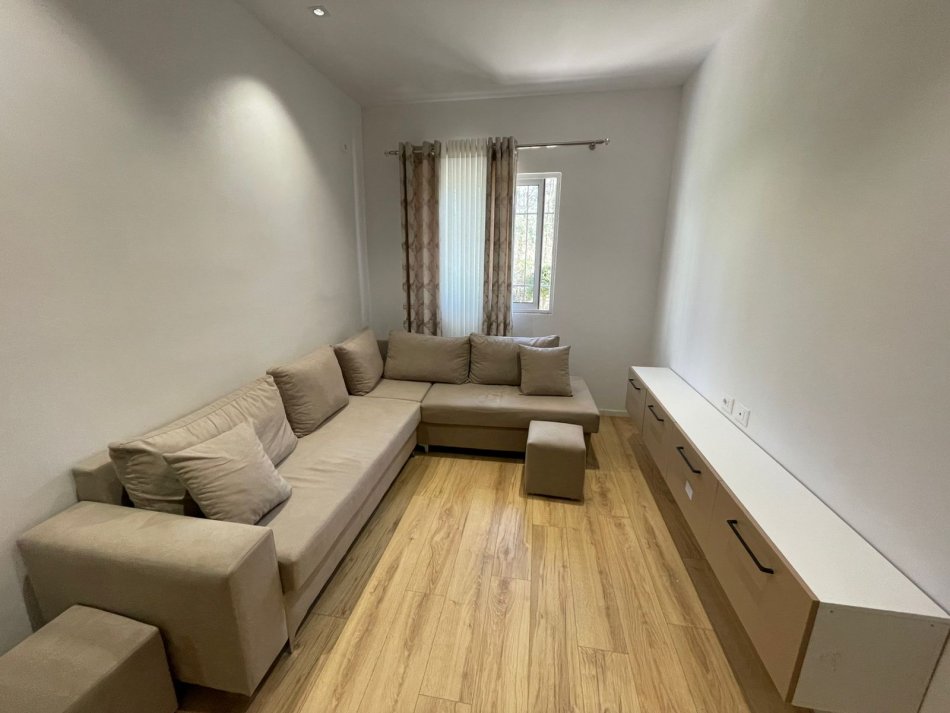 Tirane, jepet me qera apartament 1+1 Kati 1, 53 m² 300 € 