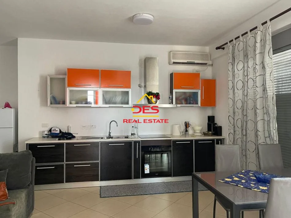 Vlore, jepet me qera apartament 2+1+Ballkon Kati 10, 125 m² 350 € (Rruga Dush Strati)