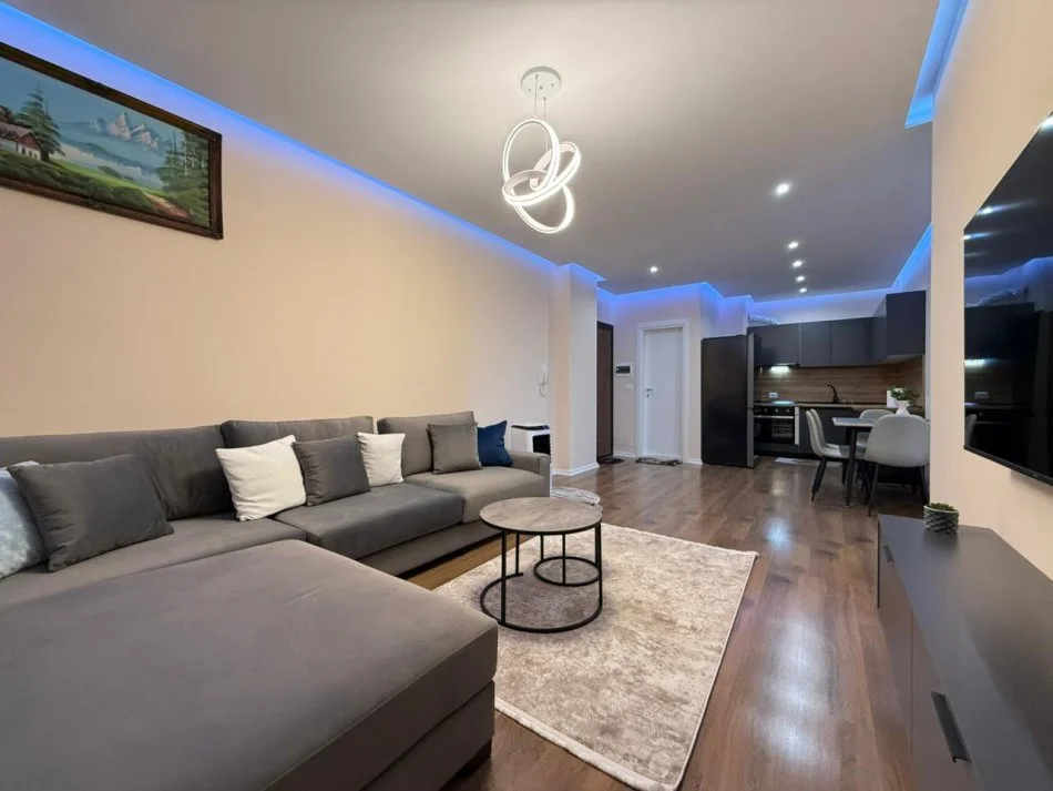 Tirane, jepet me qera apartament 2+1+Ballkon Kati 5, 120 m² 800 € (Shkolla e Bashkuar)