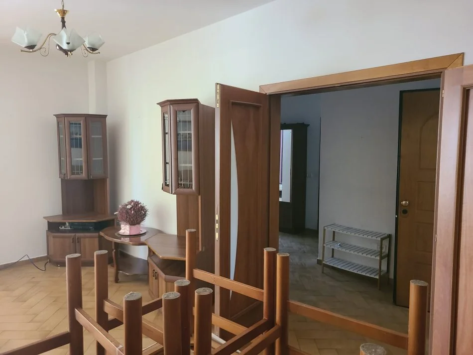 Tirane, jepet me qera apartament 2+1+Ballkon Kati 3, 100 m² 600 € (Tregu Elektrik)