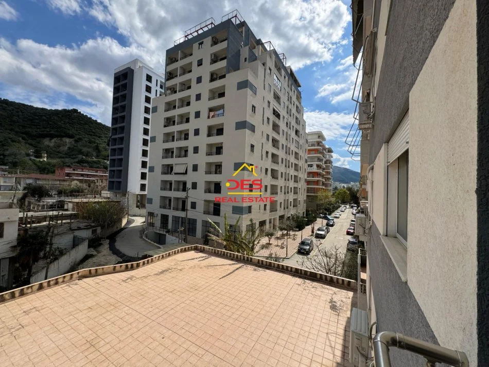Vlore, jepet me qera apartament 1+1+Ballkon Kati 2, 70 m² 250 € (Rruga Çamëria)