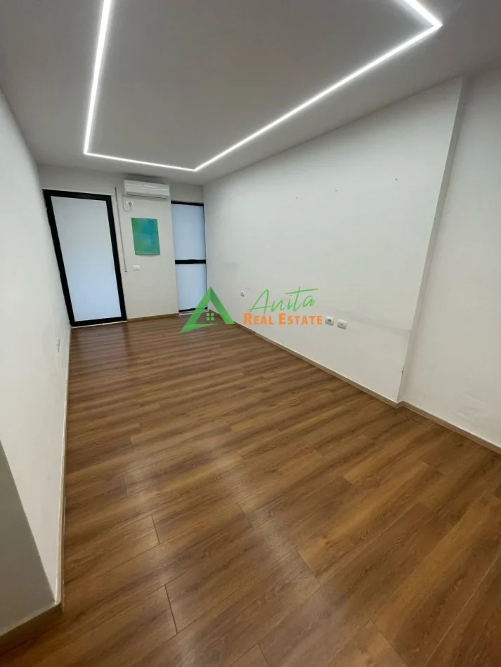 Tirane, jepet me qera zyre Kati 2, 53 m² 600 € (Rruga Asim Vokshi)