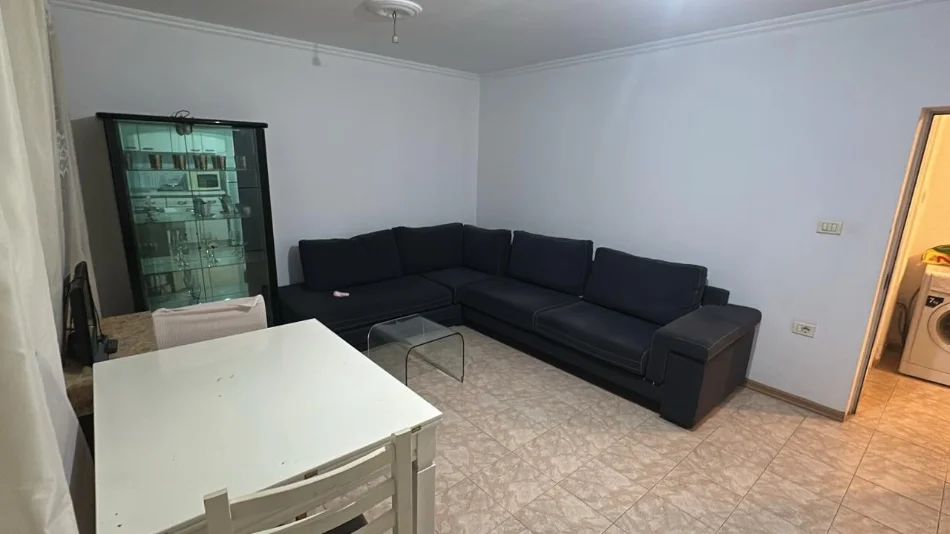 Tirane, jepet me qera apartament 1+1 Kati 1, 65 m² 400 € (Ish Restorant Durresi)