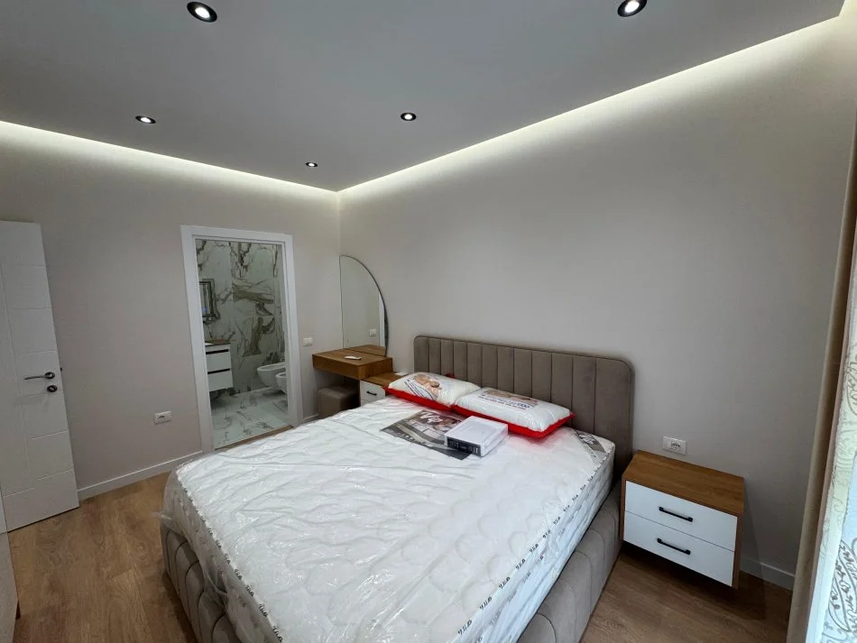 Tirane, jepet me qera apartament 3+1 Kati 6, 120 m² 650 € (Univers City)