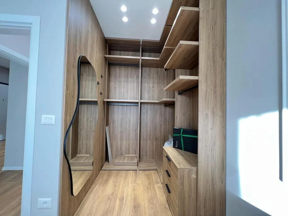 Tirane, jepet me qera apartament 1+1+Ballkon Kati 20, 77 m² 1.000 € (Garden Building Residence)