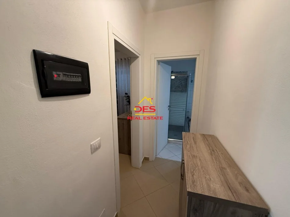 Vlore, jepet me qera apartament 1+1+Ballkon Kati 1, 70 m² 300 € (Rruga Çajupi)