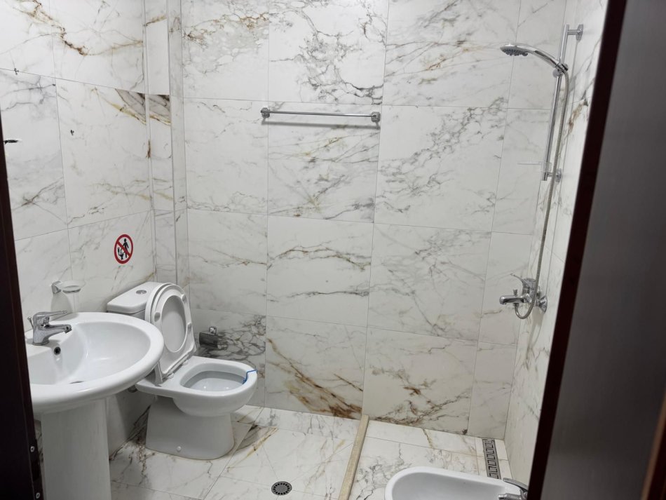 Tirane, jepet me qera zyre Kati 4, 178 m² 1.800 € (Sheshi Willson)