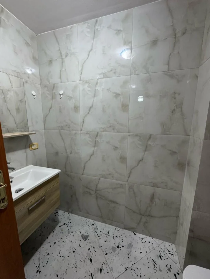 Tirane, jepet me qera apartament 2+1+Ballkon Kati 2, 130 m² 700 € (rruga Qemal Stafa)