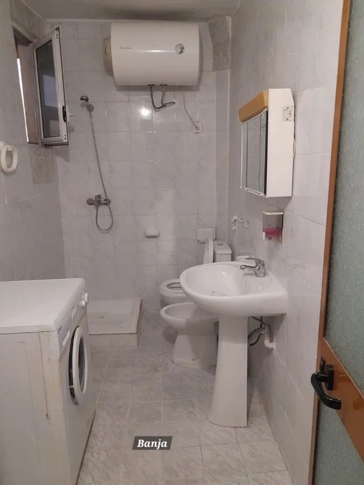 Tirane, jepet me qera 2+1+Ballkon Kati 5, 95 m² 320 € (Njazi meka)