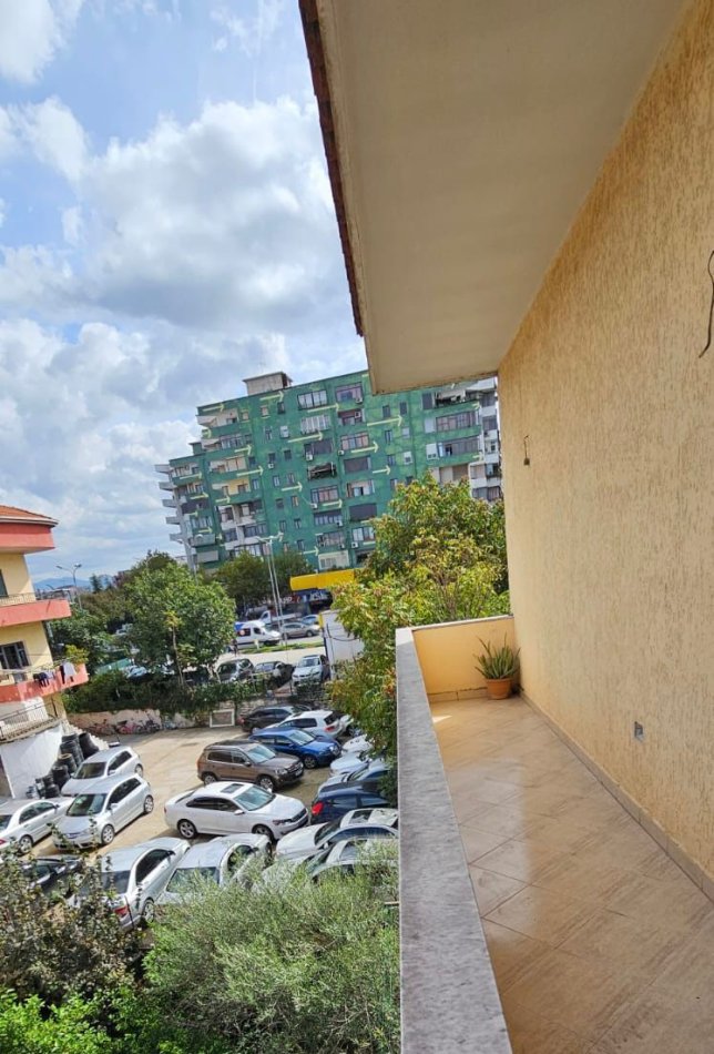 Tirane, jepet me qera apartament 2+1+Ballkon Kati 3, 119 m² 500 € (perballe Pallatit me Shigjeta)