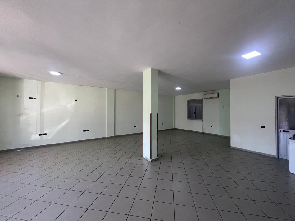 Tirane, jepet me qera Kati 0, 126 m² 500 € (rruga Besa, Siri Kodra)