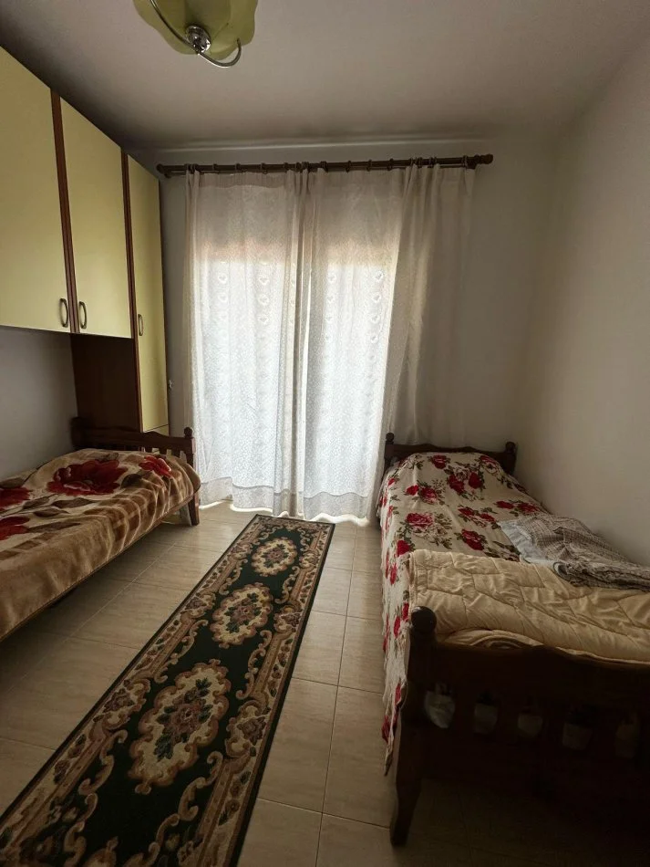 Tirane, jepet me qera apartament 2+1+Ballkon Kati 2, 140 m² 700 € 