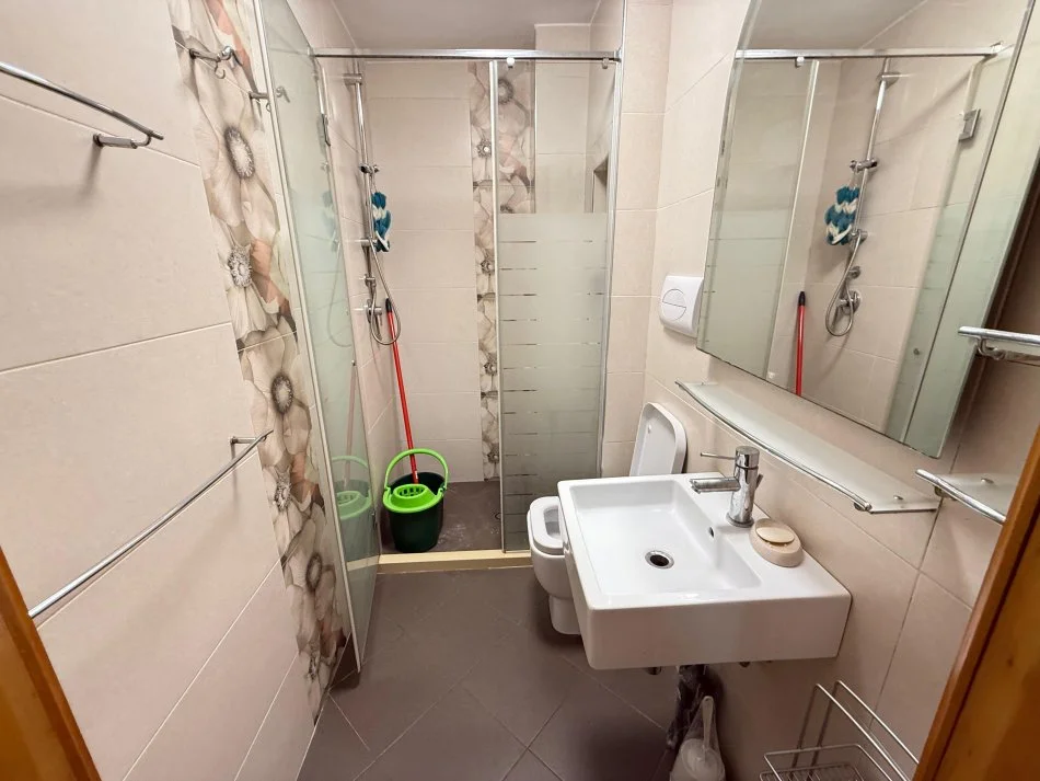 Tirane, jepet me qera apartament 3+1 Kati 3, 120 m² 650 € (Rruga e kavajes)