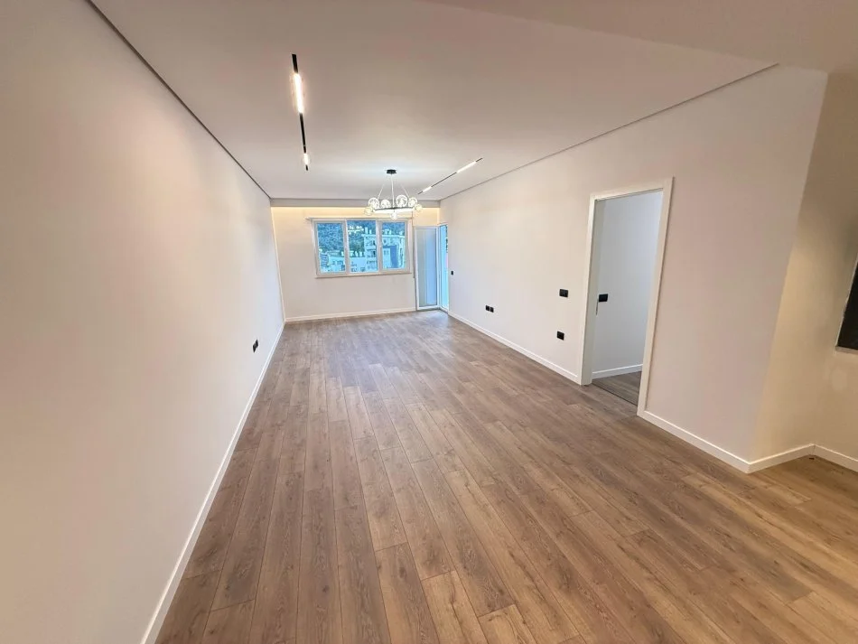 Tirane, shitet apartament 2+1+Aneks+Ballkon Kati 5, 120 m² 230.000 € (liqeni i thate)