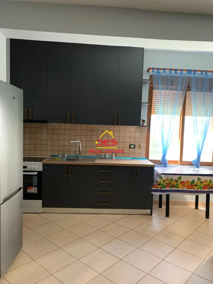 Vlore, jepet me qera apartament 1+1+Ballkon Kati 2, 70 m² 350 € (Rruga Sadik Zotaj)