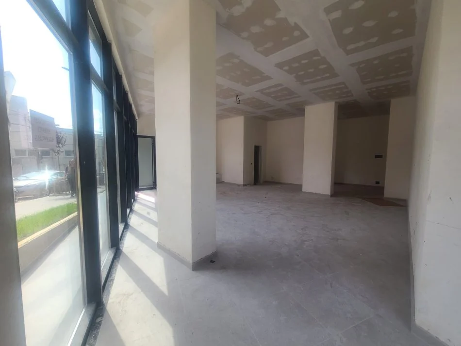 Tirane, jepet me qera ambjent biznesi Kati 0, 84 m² 1.200 € (Ambasada Amerikane , Shkolla Osman Myderizi)