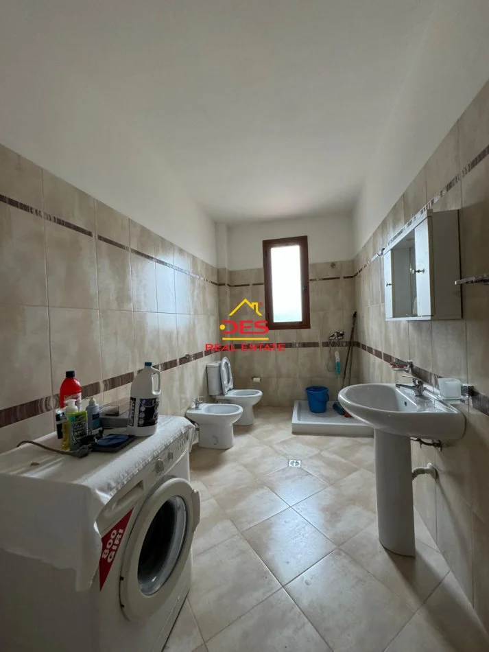Vlore, jepet me qera apartament 2+1+Ballkon Kati 10, 120 m² 350 € (Rruga Hajredin Haxhiraj)
